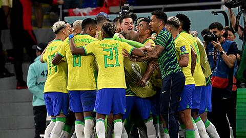 Brasiliens Spieler feiern den den Siegtreffer durch Casemiro.