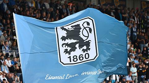 Eine große 1860 München Fahne wird vor Spielbeginn geschwenkt.
