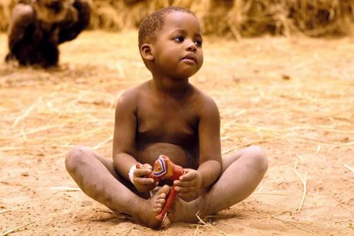 Ein Baby In Afrika - Viele von ihnen sind auf unsere Hilfe angewiesen.