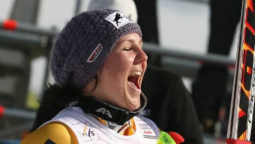 Freude nach dem ersten Sieg im Weltcup: Die Oberstdorferin Gina Stechert.