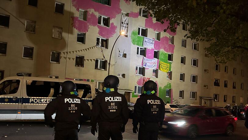 Dutzende Menschen wehren sich in Berlin-Mitte gegen die Räumung von teilweise besetzten Häusern.