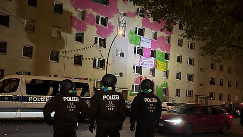 Dutzende Menschen wehren sich in Berlin-Mitte gegen die Räumung von teilweise besetzten Häusern.