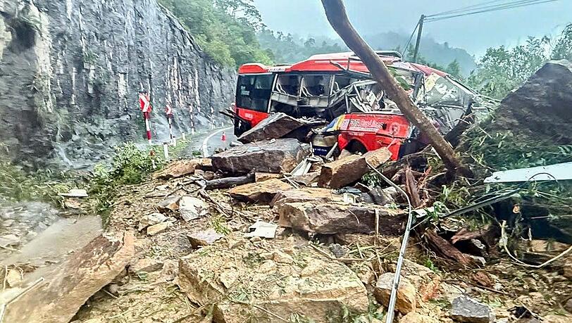 Im vorderen Teil des Busses wurden viele Passagiere eingeklemmt. Im vorderen Teil des Busses wurden viele Passagiere eingeklemmt.