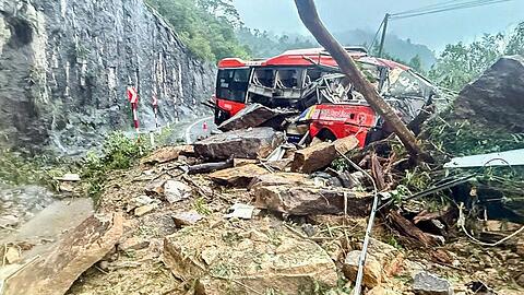 Im vorderen Teil des Busses wurden viele Passagiere eingeklemmt.
