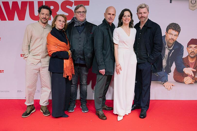 Die Schauspieler Fahri Yardim (l-r), Gaby Dohm, Hape Kerkeling, Christoph Maria Herbst, Anja Knauer und Friedrich M&uuml;cke kommen zur Pemiere des Films &bdquo;Extrawurst&ldquo; in das Kino Lichtburg in Essen.