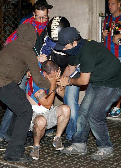 Gewalt nach Feiern für Champions-League-Sieg in Barcelona: Mindestens 11 Menschen mussten nach Angaben
regionaler Medien ins Krankenhaus eingeliefert werden &ndash; darunter ein Polizist, mehr als 80 Personen wurden festgenommen.