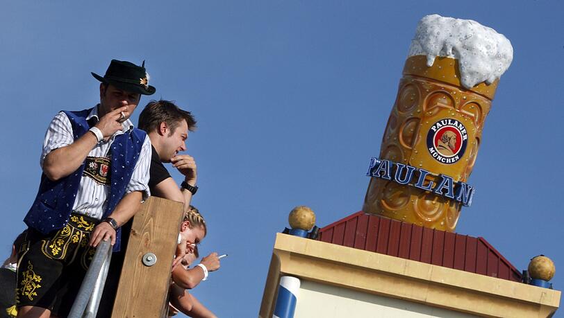 Festbesucher rauchen vor dem Winzerer Fähndl. Heuer ist das Rauchen in den Zelten strikt verboten. Foto: dpa Festbesucher rauchen vor dem Winzerer Fähndl. Heuer ist das Rauchen in den Zelten strikt verboten. Foto: dpa