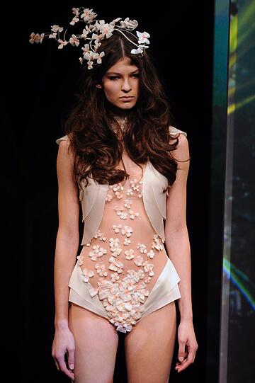 Zahia Denar macht jetzt in Mode - hier sehen Sie einige Bilder ihrer Kollektionen, die sie unter anderem auf den Pariser Fashion Weeks vorstellte.