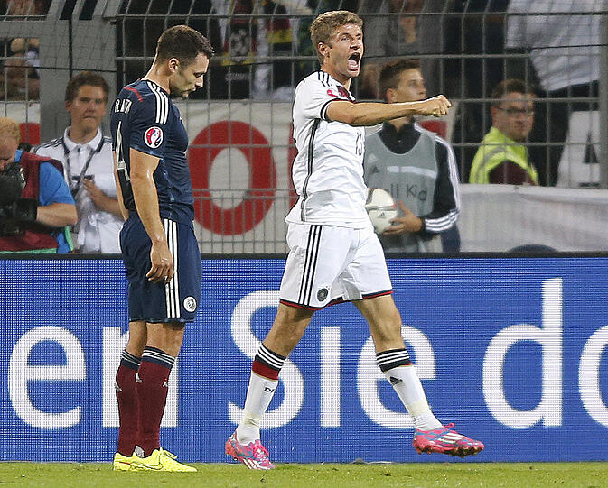 THOMAS MÜLLER - NOTE 1 - Der Typ kann nicht halblang machen. Ruhepausen? Gibt's nicht. Ständig unterwegs und auch noch besser im Kopfball als die Kanten der schottischen Abwehr. Ein &bdquo;Header&ldquo; zum 1:0 (18.), ein Abstauber zum 2:1 (71.). Nun mit 24 Treffern bei 58 Einsätzen.