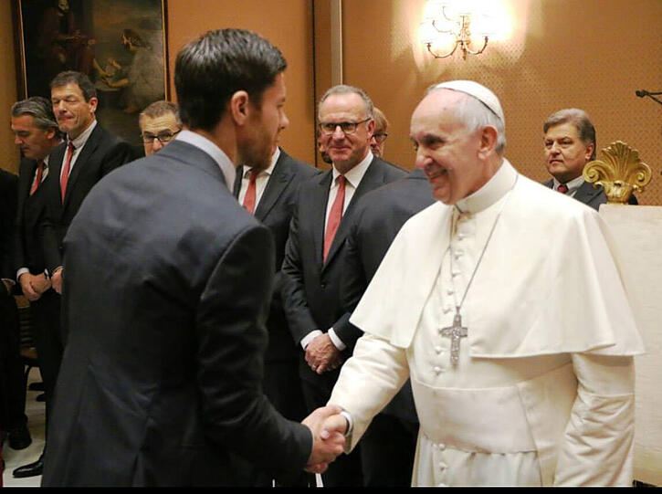 Große Ehre für den FC Bayern: Die Bilder von der Privataudienz bei Papst Franziskus.