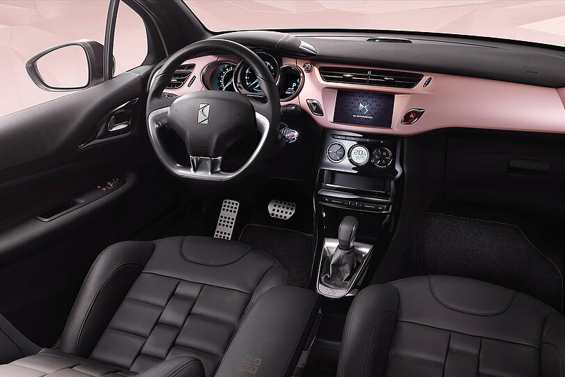 Farbtupfer im Innenraum: Das Armaturenbrett des Givenchy-Sondermodells des DS3 ist in eloxiertem Rosa gehalten.