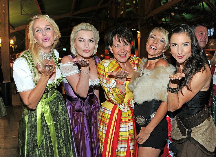 Die Sängerinnen Kristina Bach (v-l), Kriemhild Siegel, Gerda Steiner, Alexandra und Anita Hofmann.