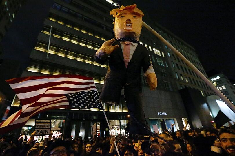 Viele Amerikaner sind fassungslos: Donald Trump wird ihr neuer Präsident - es kommt zu heftigen Protesten.