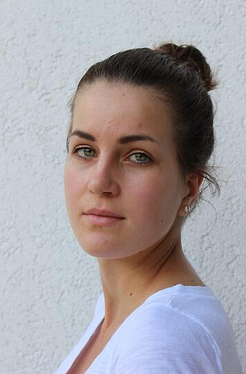 Die 1,75m große Amelie ist 19 Jahre alt, kommt aus Dietramszell und macht eine Ausbildung zur Gestalerin für visuelles Marketing.
