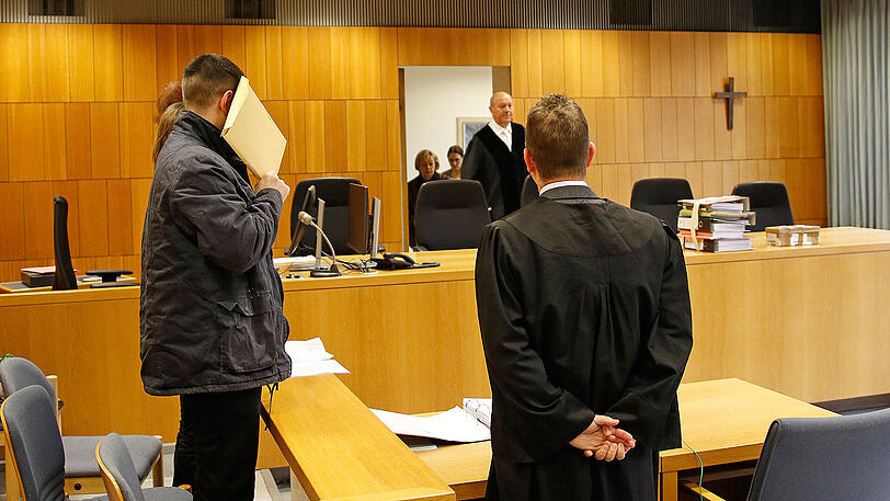 Der wegen versuchten Mordes Angeklagte Gergely S. im Landgericht Traunstein.