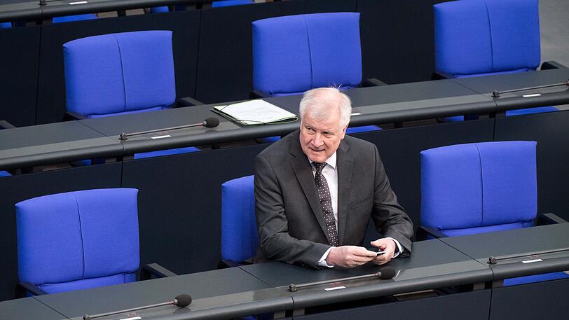 Horst Seehofer (CSU), Bundesminister für Inneres, Heimat und Bau, sitzt vor Beginn der Plenarsitzung im Deutschen Bundestag.