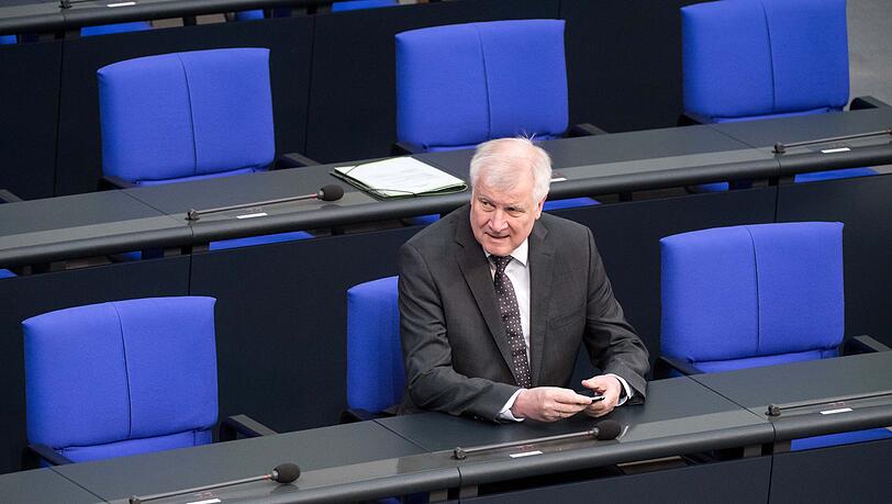 Horst Seehofer (CSU), Bundesminister für Inneres, Heimat und Bau, sitzt vor Beginn der Plenarsitzung im Deutschen Bundestag. Horst Seehofer (CSU), Bundesminister für Inneres, Heimat und Bau, sitzt vor Beginn der Plenarsitzung im Deutschen Bundestag.