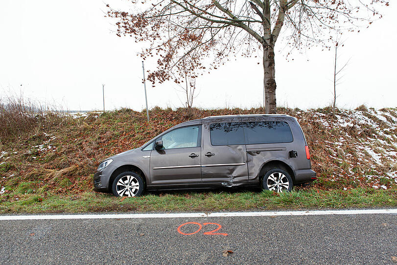Schwere Schäden an den Fahrzeugen aller Beteiligter. Laut Polizei wurden die Fahrer nur leicht verletzt.