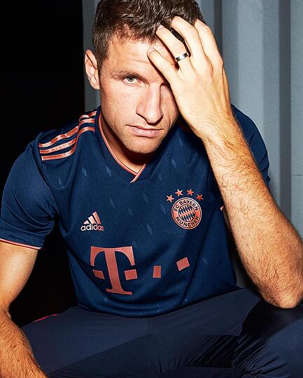 Dunkelblau und mit dezenten Rauten verziert - so sieht das Champions-League-Trikot des FC Bayern in der Saison 2019/20 aus.