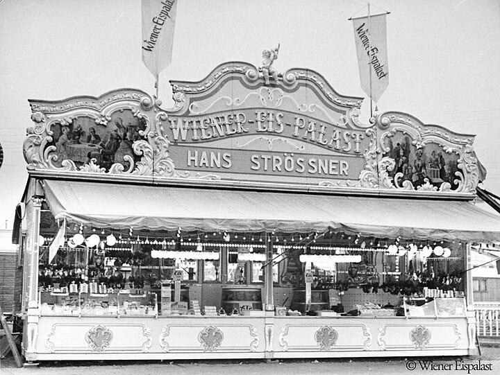 Ein fescher Stand, frisch herausgeputzt: der "Wiener Eispalast" auf der Wiesn im Jahr 1955.