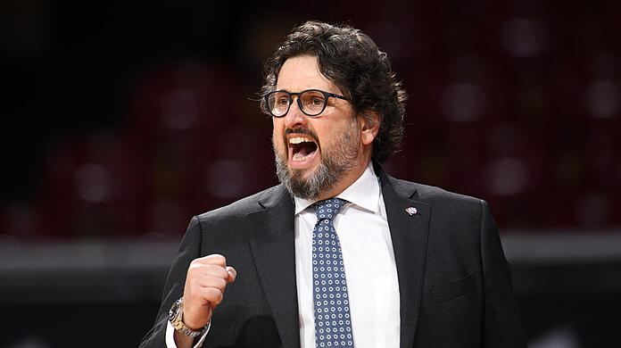 Andrea Trinchieri trifft mit seinen Bayern im ersten Ligaspiel auf Ulm.