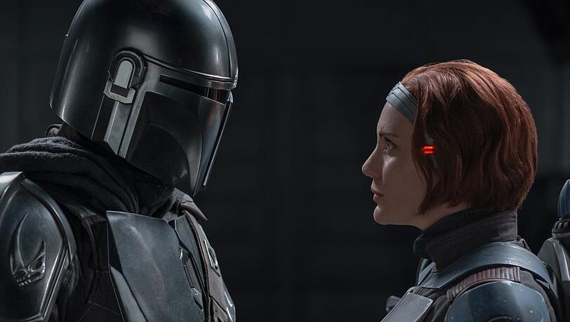 Darstellerin Katee Sackhoff (r.) kehrt in der dritten "The Mandalorian"-Staffel vermutlich als Widersacherin des Mandalorianers (Pedro Pascal) zurück.