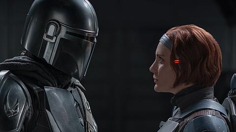 Darstellerin Katee Sackhoff (r.) kehrt in der dritten "The Mandalorian"-Staffel vermutlich als Widersacherin des Mandalorianers (Pedro Pascal) zurück.