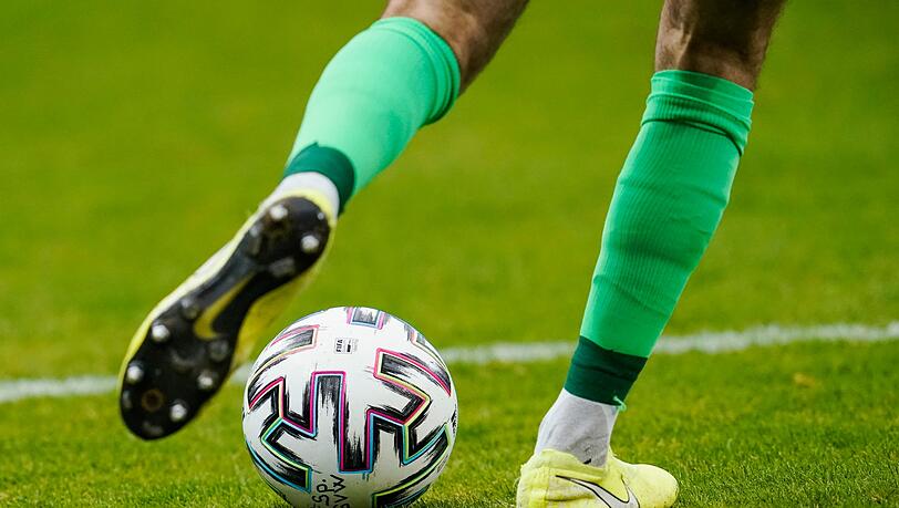 Ein Fußballspieler spielt den Ball.