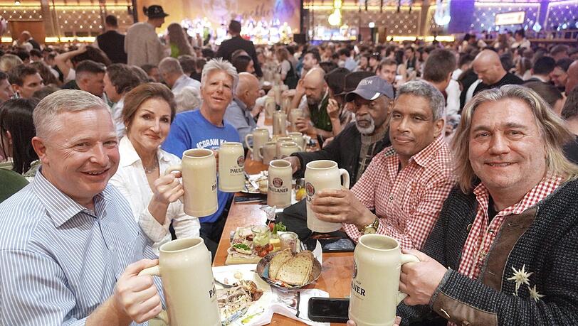 Ein Prosit auf die Jugend in München: Die Amerikaner Robin Schuster (61; 3.v.l.), Steve Cobey (r.) und ihre Freunde feiern am Nockherberg ihre Schulzeit in den 1970er Jahren in der Amisiedlung.