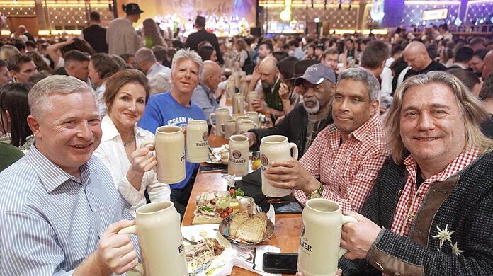 Ein Prosit auf die Jugend in München: Die Amerikaner Robin Schuster (61; 3.v.l.), Steve Cobey (r.) und ihre Freunde feiern am Nockherberg ihre Schulzeit in den 1970er Jahren in der Amisiedlung.