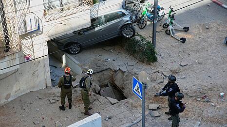 Nach einem Raketeneinschlag in Tel Aviv sind Anwohner schockiert.