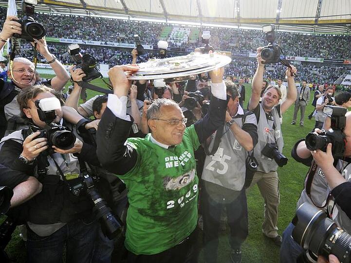 Wolfsburgs Meistertrainer Felix Magath mit der Meisterschale.