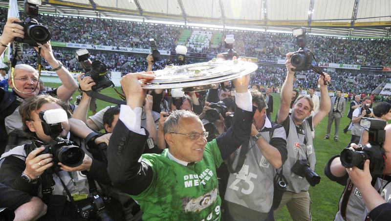 Wolfsburgs Meistertrainer Felix Magath mit der Meisterschale. Wolfsburgs Meistertrainer Felix Magath mit der Meisterschale.