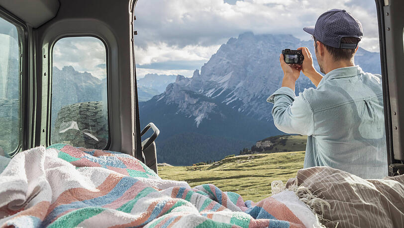 Nach dem Aufstehen am Morgen gleich das erste Foto: ein Camper in den  Dolomiten.