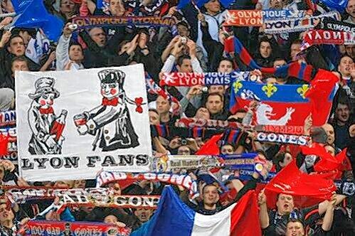 Fans von Olympique Lyon im Stadion.