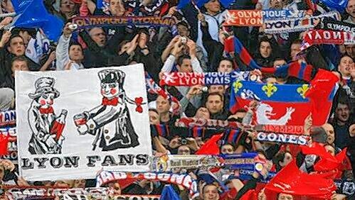 Fans von Olympique Lyon im Stadion. Fans von Olympique Lyon im Stadion.