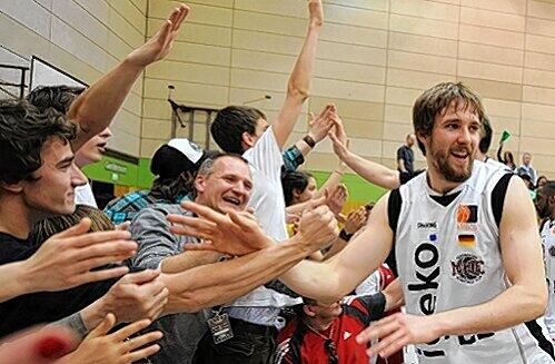 Matchwinner Cornelius Adler lässt sich von den Fans feiern.