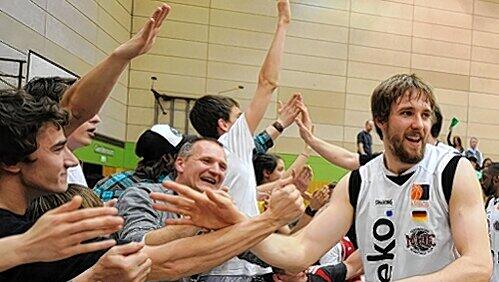 Matchwinner Cornelius Adler lässt sich von den Fans feiern. Matchwinner Cornelius Adler lässt sich von den Fans feiern.
