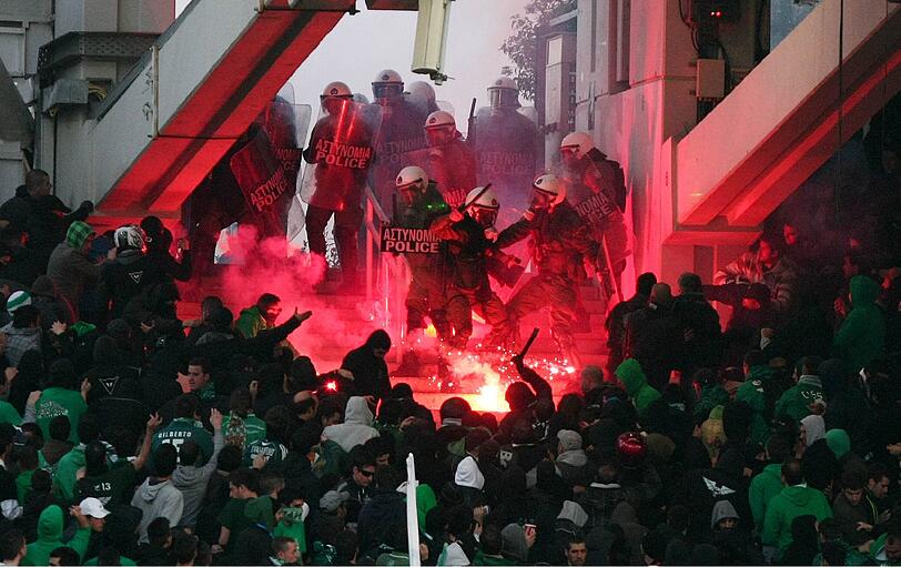 Schwere Aussreitungen in Athen: Im Duell zwischen Panathinaikos und Olympiakos geriet der Fußball zur Nebensache. Chaoten ließen es im Athener Stadion brennen, es gab viele Verletzte. Das Spiel wurde abgebrochen. Die Bilder