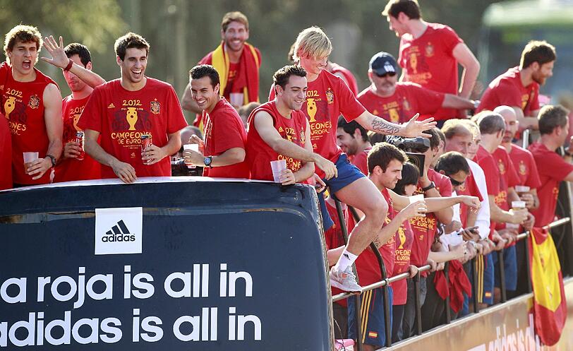 Der Europameister ist zurück in der Heimat - die besten Bilder der Ankunft von Casillas, Iniesta und Co. in Madrid.