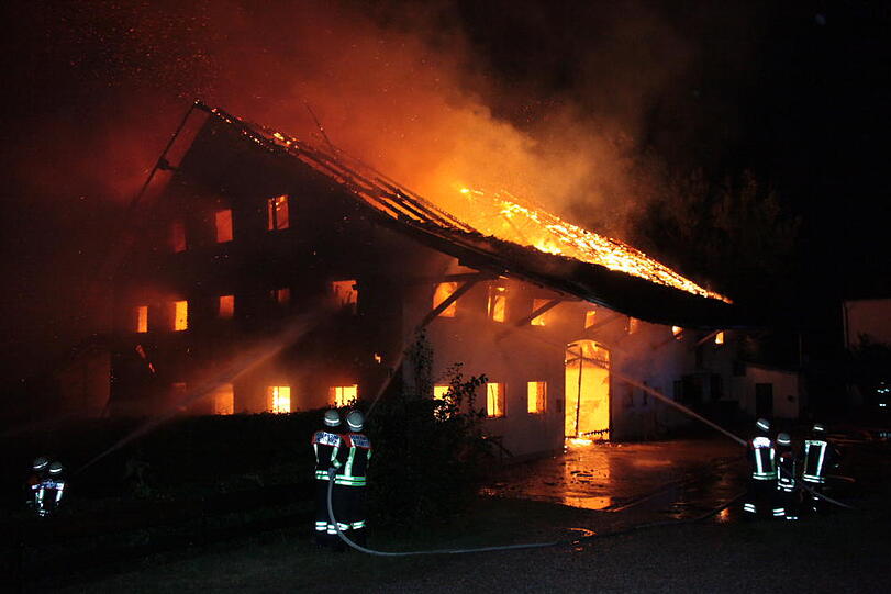Feuerwehreinsatz in der Nacht zum Dienstag in Heldenstein: Ein Blitzschlag hat das Anwesen in Brand gesetzt. Es entstand ein Schaden in Höhe von einer halben Million Euro. Die Bilder vom Einsatz...