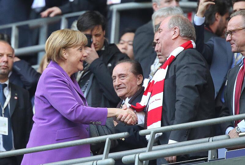 Wiedersehen in Wembley: Kanzlerin Angela Merkel begrüßt Uli Hoeneß. Am 15. Januar trafen sie sich zum Mittagessen. Danach soll sich Hoeneß zur Selbstanzeige entschlosen haben.