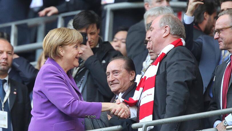 Wiedersehen in Wembley: Kanzlerin Angela Merkel begrüßt Uli Hoeneß. Am 15. Januar trafen sie sich zum Mittagessen. Danach soll sich Hoeneß zur Selbstanzeige entschlosen haben. Wiedersehen in Wembley: Kanzlerin Angela Merkel begrüßt Uli Hoeneß. Am 15. Januar trafen sie sich zum Mittagessen. Danach soll sich Hoeneß zur Selbstanzeige entschlosen haben.