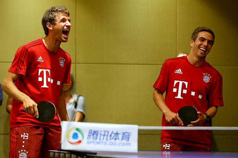 Thomas Müller und Philipp Lahm haben Spaß beim Tischtennis. Die Bilder!