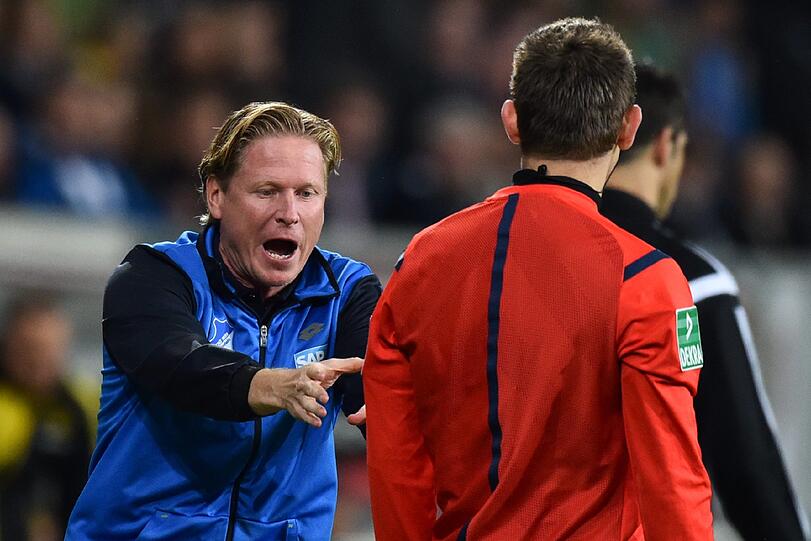 Hoffenheims Trainer Markus Gisdol (links) im Konflikt mit dem Linienrichter Rafael Foltyn.