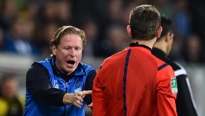 Hoffenheims Trainer Markus Gisdol (links) im Konflikt mit dem Linienrichter Rafael Foltyn. Hoffenheims Trainer Markus Gisdol (links) im Konflikt mit dem Linienrichter Rafael Foltyn.