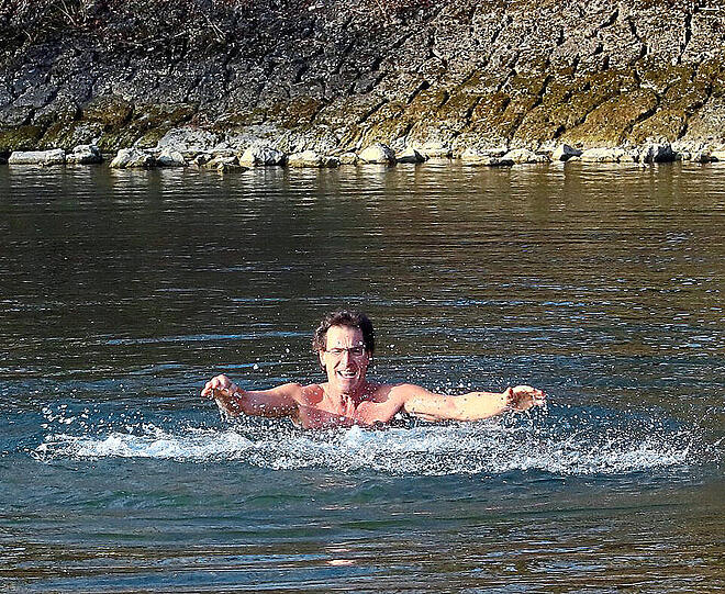 Norbert Mayer, 57 bei seinem täglichen Bad am Flauchersteg in der Isar.