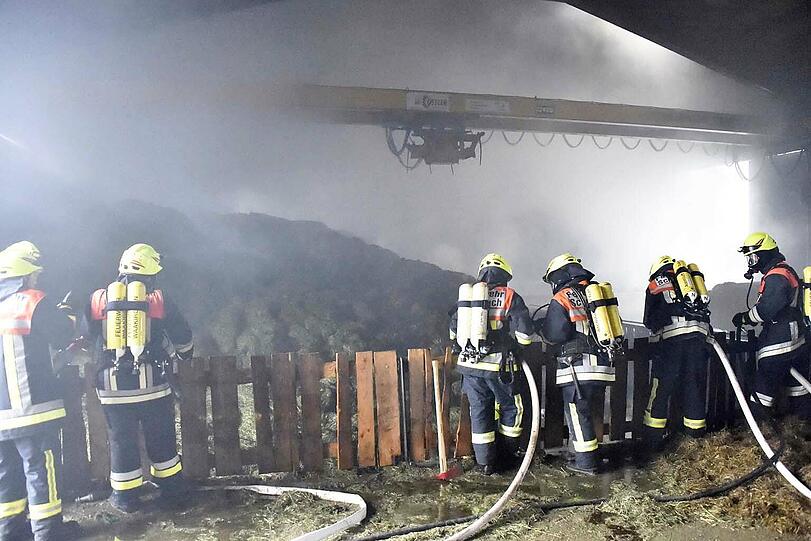 Die Feuerwehr konnte verhindern, dass sich das Feuer auf die danebenliegenden Gebäude ausbreitet. Die Bilder vom Einsatz.