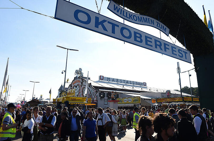 Kein Wunder, bei dem Wetter zieht's Münchner und Fremde auf die Wiesn.