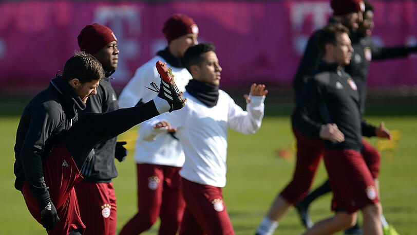 Die Spieler des FC Bayern zeigen sich im Abschlusstraining vor dem Champions-League-Hit gegen den FC Arsenal gutgelaunt - und am Valentinstag auch sehr ballverliebt. Die Bilder aus der Säbener Straße.